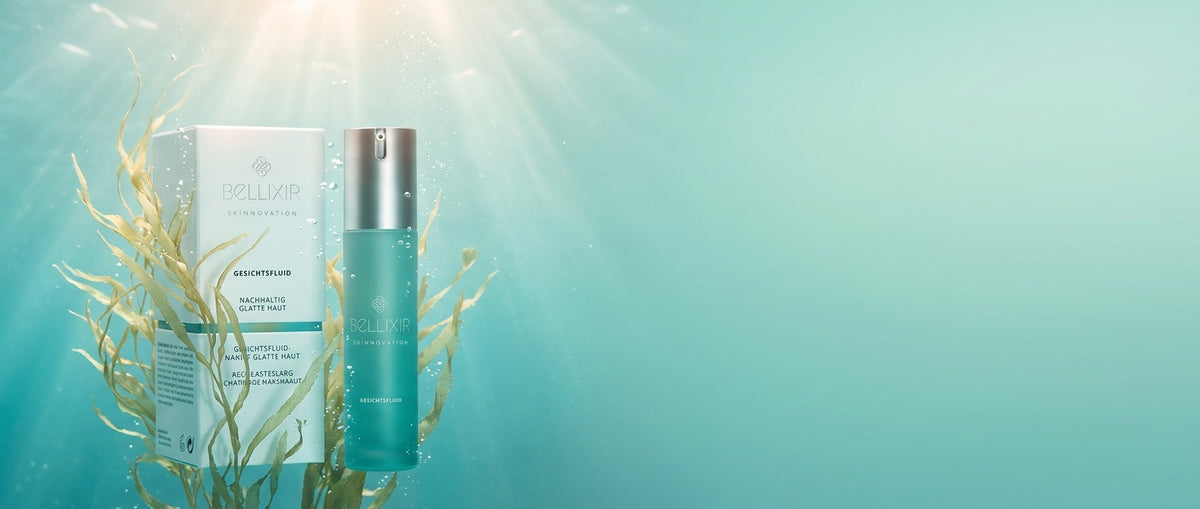 Bellixir Gesichtsfluid mit Umverpackung unter Wasser zwischen Algen, von Sonnenstrahlen durchflutet