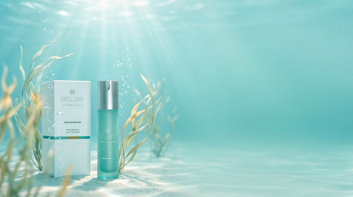 BELLIXIR Skinnovation Gesichtsfluid mit Umverpackung auf hellem Sand zwischen Algen in türkisfarbenem Wasser, von Sonnenstrahlen und Luftbläschen umspielt